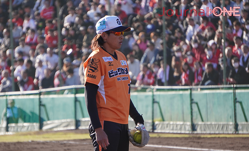 女子ソフト JDリーグ| ダイヤモンドシリーズ決勝 トヨタレッドテリアーズvsビックカメラ高崎ビークイーン 1点ビハインドでリリーフした世界のレジェンド・上野由岐子投手(ビックカメラ)は力投で逆転を待つ-Journal-ONE撮影