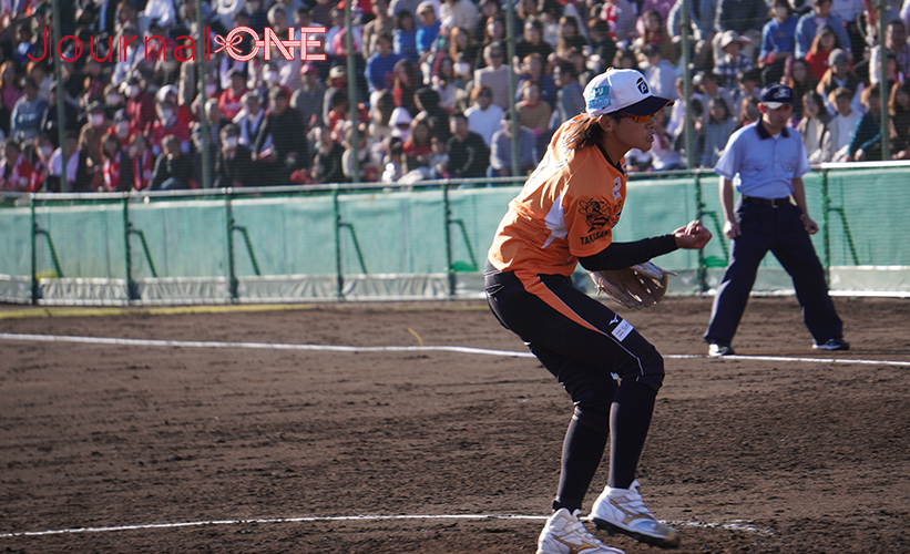 女子ソフト JDリーグ| ダイヤモンドシリーズ決勝 トヨタレッドテリアーズvsビックカメラ高崎ビークイーン 1点ビハインドでリリーフした世界のレジェンド・上野由岐子投手(ビックカメラ)は3者凡退でトヨタの攻撃を断ち切る-Journal-ONE撮影