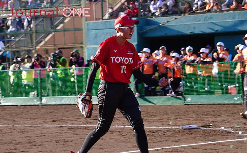 女子ソフト JDリーグ| ダイヤモンドシリーズ決勝 トヨタレッドテリアーズvsビックカメラ高崎ビークイーン リリーフしたイニングを3者凡退に討ち取りガッツポーズをしてマウンドから降りる後藤希友投手(トヨタ)-Journal-ONE撮影