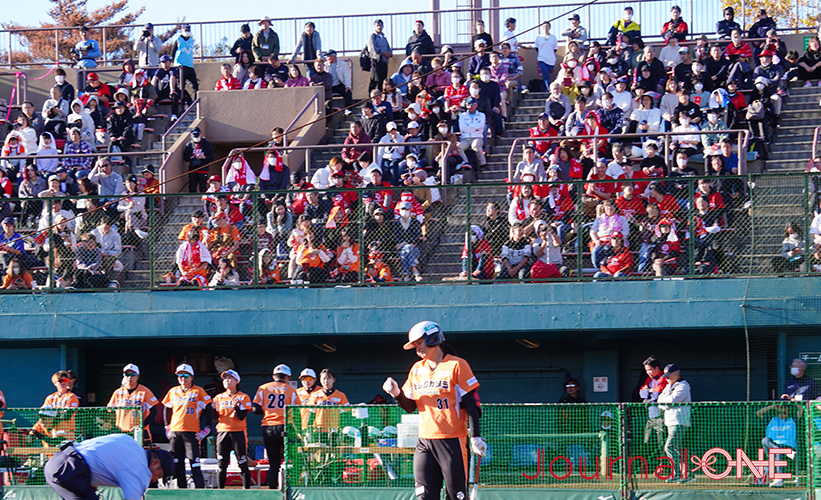 女子ソフト JDリーグ| ダイヤモンドシリーズ決勝 トヨタレッドテリアーズvsビックカメラ高崎ビークイーン あと一人に追い詰められたビークイーンは大応援団の完成を背に東京2020金メダリストの我妻悠香が打席に入る-Journal-ONE撮影