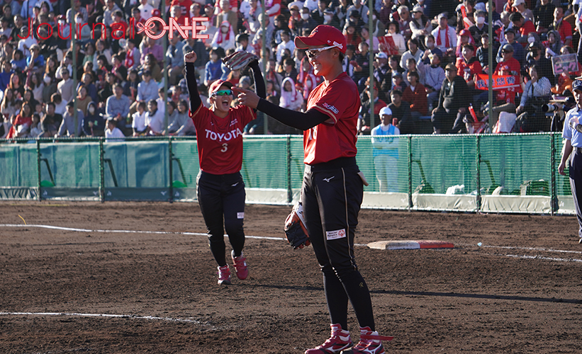 女子ソフト JDリーグ| ダイヤモンドシリーズ決勝 トヨタレッドテリアーズvsビックカメラ高崎ビークイーン 優勝を決めた瞬間に後藤希友は静かにウイニングボールを手にしたレフトを指差し笑顔-Journal-ONE撮影