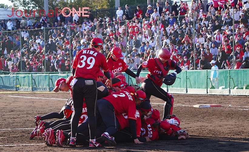 女子ソフト JDリーグ| ダイヤモンドシリーズ決勝 トヨタレッドテリアーズvsビックカメラ高崎ビークイーン 優勝を決めた瞬間マウンド付近に集まり重なり合うトヨタのナイン-Journal-ONE撮影