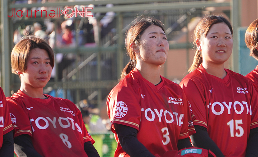 女子ソフト JDリーグ| ダイヤモンドシリーズ決勝 トヨタレッドテリアーズvsビックカメラ高崎ビークイーン 優勝後のスタンド家の挨拶で感極まる下山絵理(トヨタ)はダイヤモンドシリーズ最高殊勲選手に輝く-Journal-ONE撮影