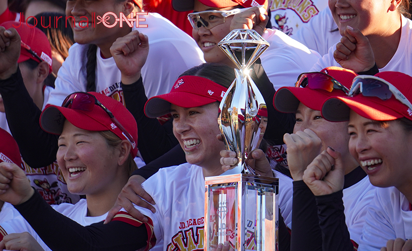 女子ソフト JDリーグ| ダイヤモンドシリーズ決勝 トヨタレッドテリアーズvsビックカメラ高崎ビークイーン 優勝を決めトロフィーを掲げて笑顔で記念撮影するトヨタの選手たち-Journal-ONE撮影