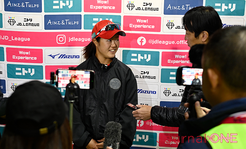 女子ソフト JDリーグ| ダイヤモンドシリーズ準決勝 トヨタレッドテリアーズvs豊田自動織機シャイニングベガ 見事な先制ソロホームランを放ち昨年のリベンジを果たしたレッドテリアーズの下山絵理選手は試合後のインタビューで笑顔-Journal-ONE撮影