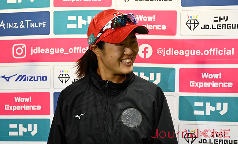 女子ソフト JDリーグ| ダイヤモンドシリーズ準決勝 トヨタレッドテリアーズvs豊田自動織機シャイニングベガ 見事な先制ソロホームランを放ち昨年のリベンジを果たしたレッドテリアーズの下山絵理選手は試合後のインタビューで笑顔-Journal-ONE撮影