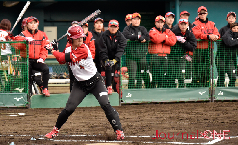 女子ソフト JDリーグ| ダイヤモンドシリーズ準決勝 トヨタレッドテリアーズvs豊田自動織機シャイニングベガ 今年加入の原田のどか選手の献身的プレーで追加点をお膳立てする-Journal-ONE撮影