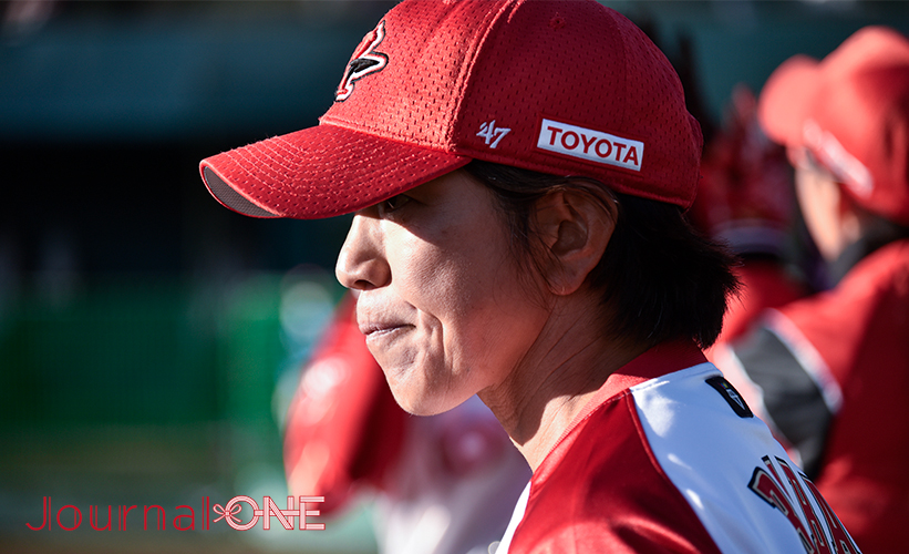 女子ソフト JDリーグ| ダイヤモンドシリーズ準決勝 トヨタレッドテリアーズvs豊田自動織機シャイニングベガ 見事な無失点完封リレーで昨年のリベンジを果たしたレッドテリアーズの馬場幸子監督は試合中も笑顔で選手を見守る-Journal-ONE撮影