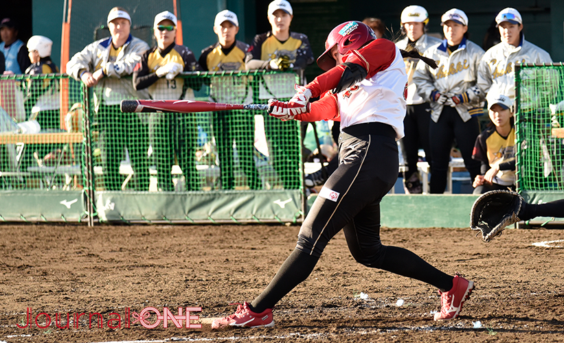 女子ソフト JDリーグ| ダイヤモンドシリーズ準決勝 トヨタレッドテリアーズvs豊田自動織機シャイニングベガ 4番のバッバ・ニクルス（Bubba NICKLES）選手がレフト前適時打を放ち3-0と引き離すレッドテリアーズ-Journal-ONE撮影