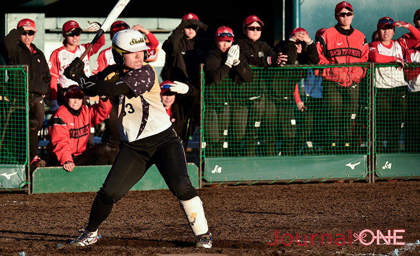 女子ソフト JDリーグ| ダイヤモンドシリーズ準決勝 トヨタレッドテリアーズvs豊田自動織機シャイニングベガ 最終回の代打攻勢でシャイニングベガの椛山 奈々選手がレッドテリアーズの後藤希友投手から四球を選ぶ-Journal-ONE撮影