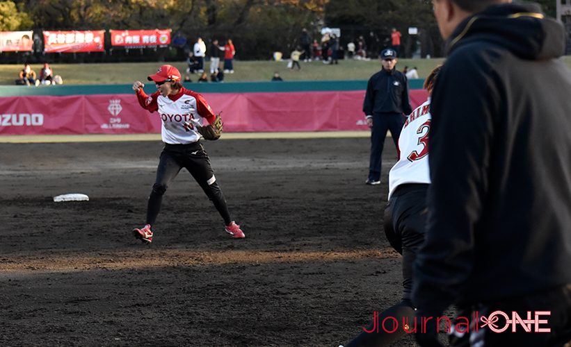 女子ソフト JDリーグ| ダイヤモンドシリーズ準決勝 トヨタレッドテリアーズvs豊田自動織機シャイニングベガ 最後の打者・大平あい選手の打球を処理したレッドテリアーズのセカンド・鎌田優希選手はガッツポーズ-Journal-ONE撮影