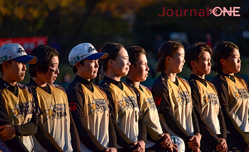 女子ソフト JDリーグ| ダイヤモンドシリーズ準決勝 トヨタレッドテリアーズvs豊田自動織機シャイニングベガ 試合終了後に満員の応援スタンドへ挨拶するシャイニングベガの選手たち-Journal-ONE撮影