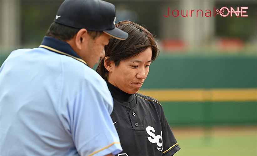 女子ソフト JDリーグ| プレーオフ 1stラウンド SGホールディングスギャラクシースターズの加藤愛監督はメンバー交換でも笑顔を見せる-Journal-ONE撮影