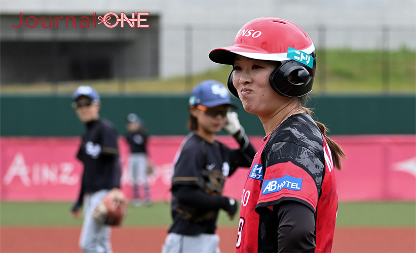 女子ソフト JDリーグ| プレーオフ 1stラウンド デンソーブライトペガサスは日本代表経験も豊富な3番・川村莉沙選手が好走塁で勝利を呼び込んだ-Journal-ONE撮影