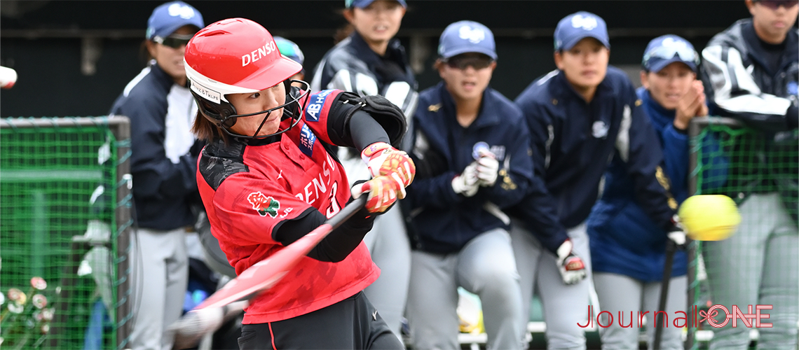 女子ソフト JDリーグ| プレーオフ 1stラウンド デンソーブライトペガサスの今村あこ選手は勝ち越しとなる3ランホームランを中堅に放つ-Journal-ONE撮影