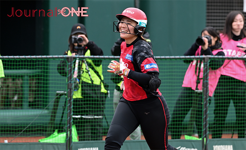 女子ソフト JDリーグ| プレーオフ 1stラウンド デンソーブライトペガサスの今村あこ選手は勝ち越しとなる3ランホームランを中堅に放つ-Journal-ONE撮影