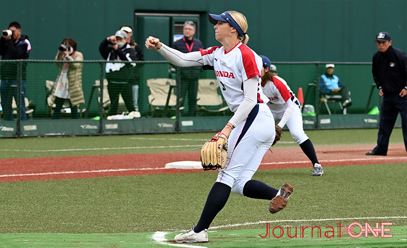 女子ソフト JDリーグ| プレーオフ2ndラウンド 日立サンディーバvsホンダリベルタ 先発のAlly・CARDA（アリー・カーダ）投手(ホンダリベルタ)が順当にマウンドに上がるもチリで開催された、2023 Pan American Gamesにアメリカ代表として出場し11月4日の決勝戦で1安打完封勝利を挙げて金メダルを獲得したばかり-Journal-ONE撮影