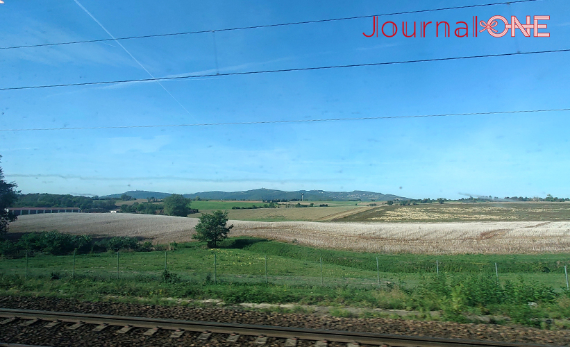 ラグビーW杯フランス大会| メイン会場となったパリからリヨンに向かうパリ・リヨン駅に乗り入れするイタリアの高速鉄道フィレッチャロッサから観る車掌の田園風景-Journal-ONE撮影