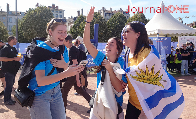 ラグビーW杯フランス大会| リヨンのベラージュ広場にある広大なファンゾーンでウルグアイサポーターの女性3人が国家を熱唱-Journal-ONE撮影