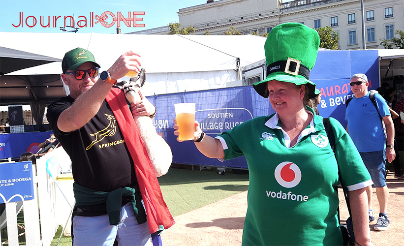 ラグビーW杯フランス大会| リヨンのベラージュ広場にある広大なファンゾーンでスプリングボクスを相棒にした南アフリカのサポーターと対戦して勝利したアイルランドのサポーター-が笑顔で乾杯-Journal-ONE撮影