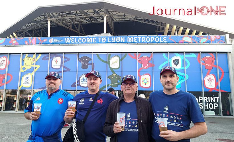 ラグビーW杯フランス大会| リヨンのグルーパマ・スタディオム（OL Stadium/ Groupama Stadium）前で話したルーマニアのファン4人組-Journal-ONE撮影