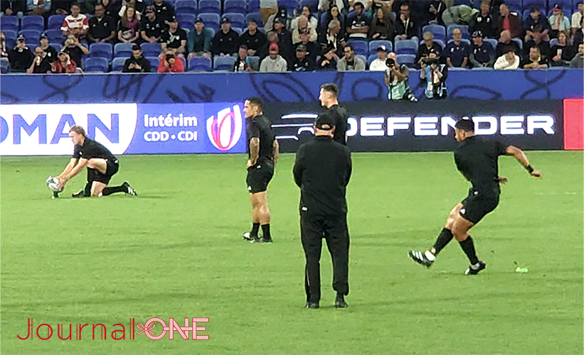 ラグビーW杯フランス大会| リヨンのグルーパマ・スタディオム（OL Stadium/ Groupama Stadium）でのニュージーランド代表の試合前練習/リッチー・モウンガ（Richie Mounga）選手やボーデン・バレット（Beauden Barrett）選手、ジョーディー・バレット（Jordie Barrett）選手のキック練習-Journal-ONE撮影リッチー・モウンガ（Richie Mounga）選手やボーデン・バレット（Beauden Barrett）選手、ジョーディー・バレット（Jordie Barrett）選手