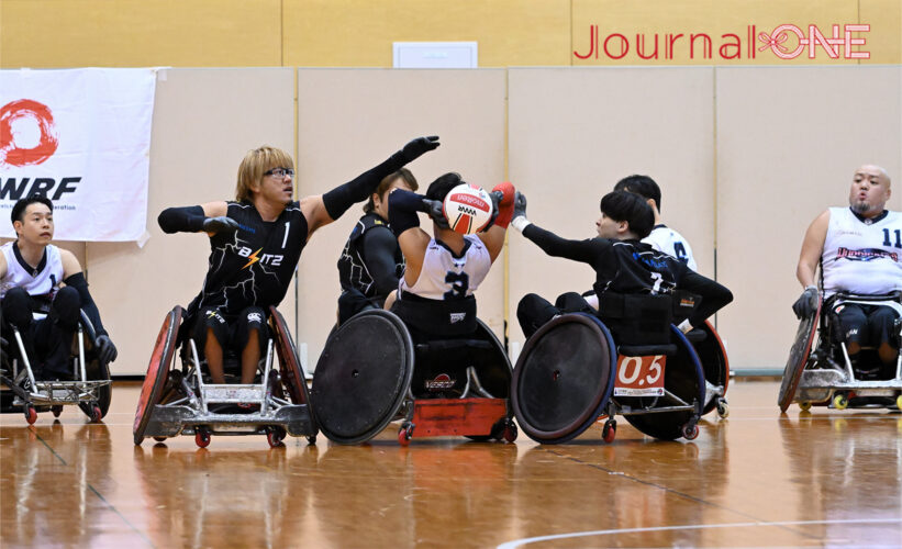 車いすラグビー 日本選手権予選 沖縄大会| 15年ぶりの地元開催で大声援に応え日本代表・池崎大輔選手に立ち向かうOkinawa Hurricanesの選手たち-Journal-ONE撮影