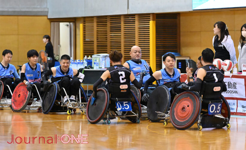 車いすラグビー 日本選手権予選 沖縄大会| 15年ぶりの地元開催で大声援に応え試合後に相手チームと笑顔でハイタッチするOkinawa Hurricanesの選手たち-Journal-ONE撮影