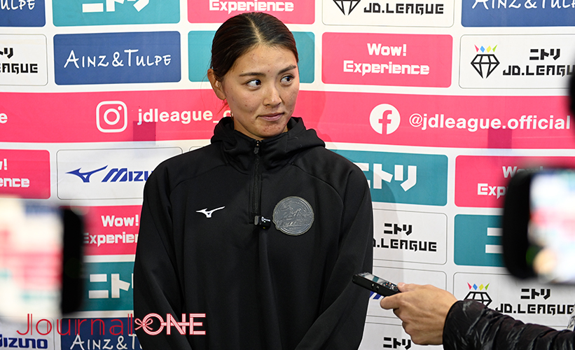 女子ソフト JDリーグ| ダイヤモンドシリーズ準決勝 トヨタレッドテリアーズvs豊田自動織機シャイニングベガ 追い打ちのソロホームランと巧みなリードで昨年のリベンジを果たしたレッドテリアーズの切石結女捕手は試合後のインタビューで笑顔-Journal-ONE撮影