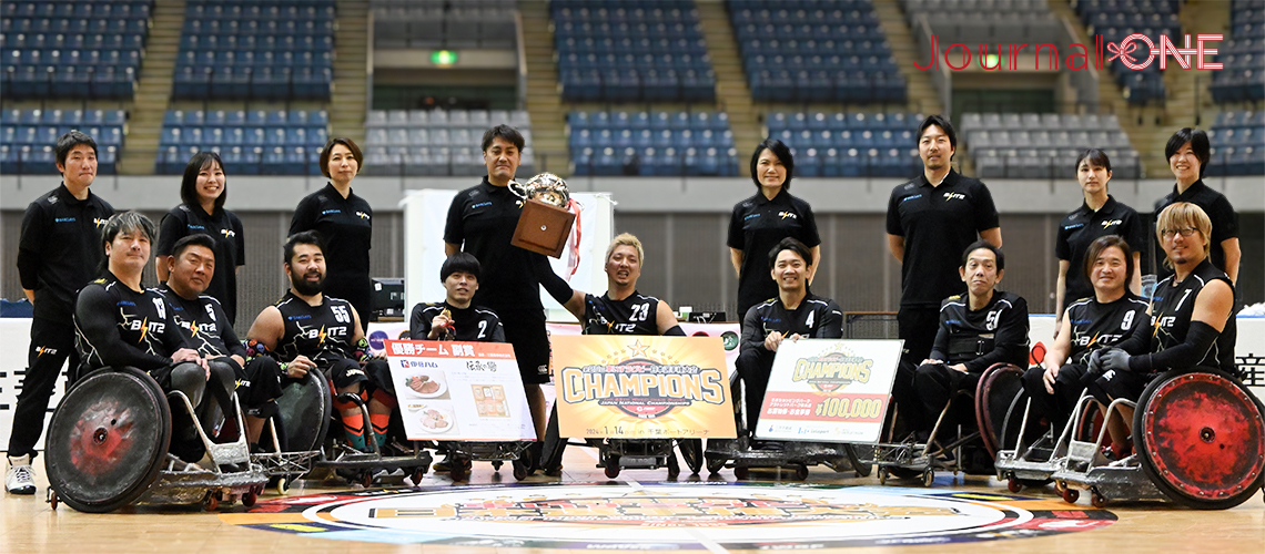 車いすラグビー日本選手権 | 第25回の決勝戦を制したBLITZの選手とスタッフは喜びの表情で観客の声援に応える-Journal-ONE撮影