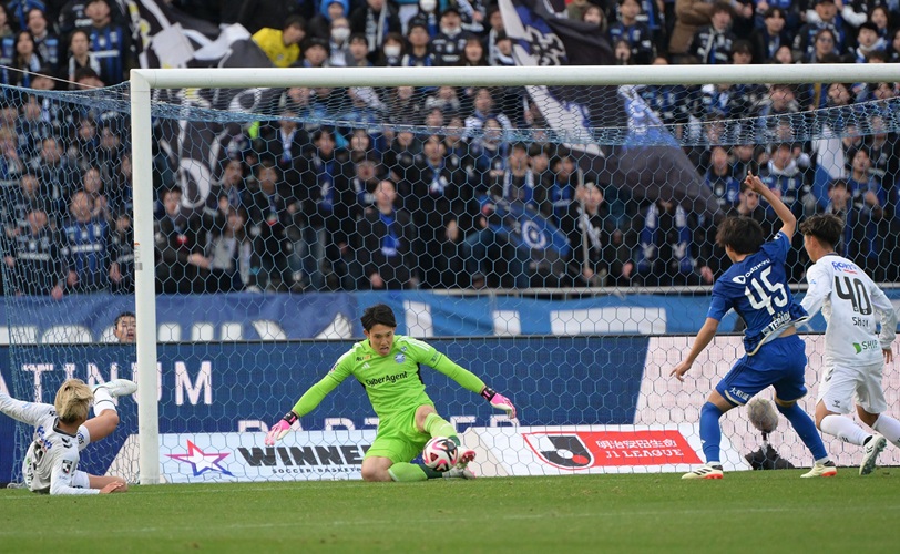 サッカーJ1 好セーブを見せる町田のGK谷晃生-(C)FCMZ