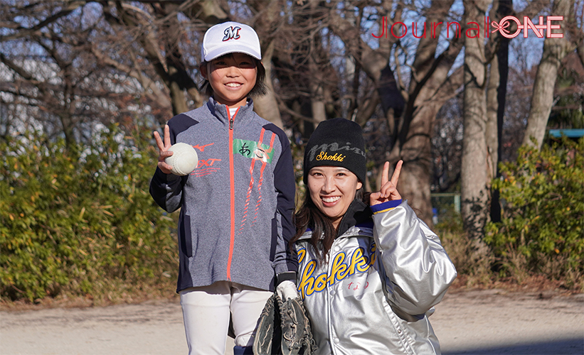 女子ソフトボール JD.LEAGUE | 豊田自動織機シャイニングベガの選手たちが参加した千葉県松戸市のソフトボールクリニックで森本なるか投手に投球を教わった片桐 亜瑚さん（小学校4年生）-Journal-ONE撮影