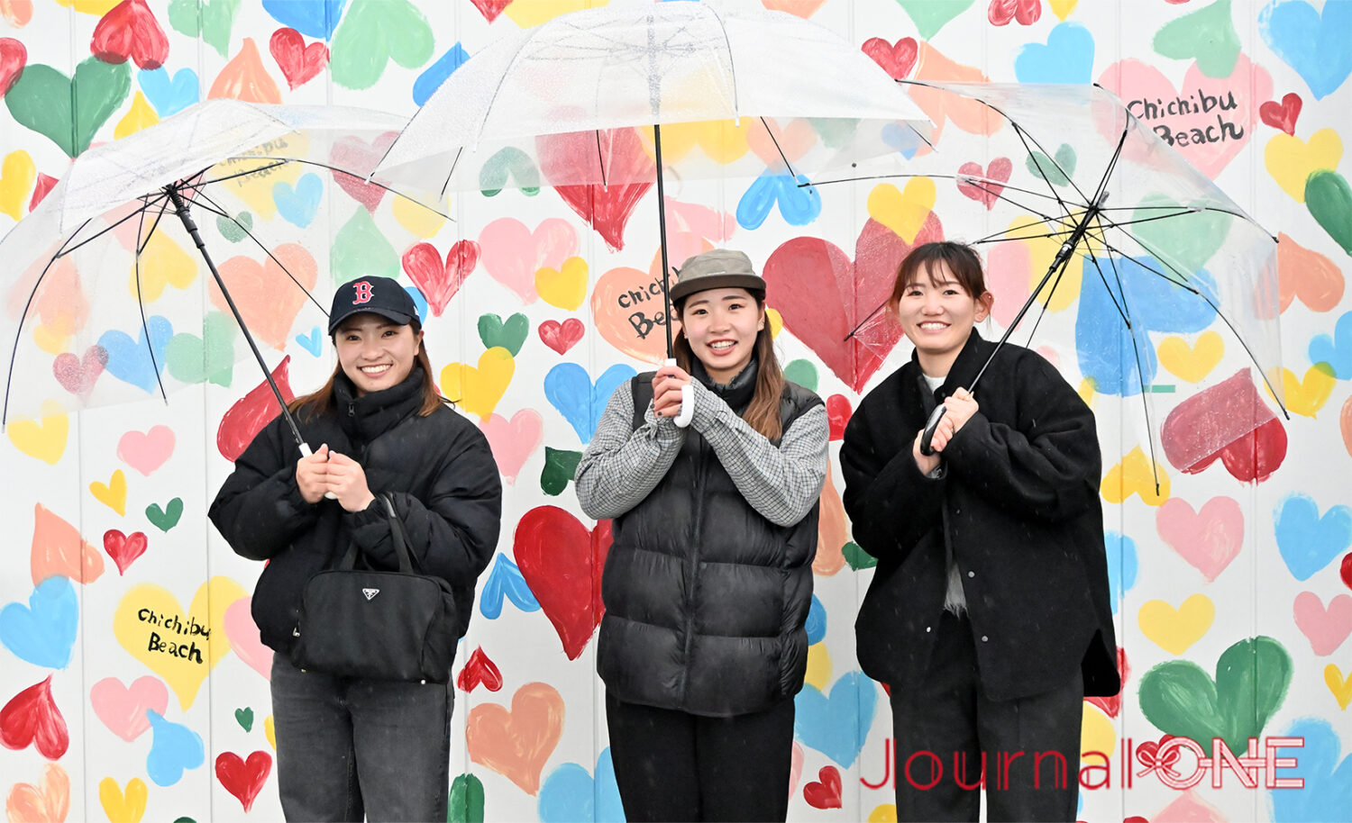 四国を元気に! | JR四国と伊予銀行の地域創生企画で女子ソフトボール・伊予銀行ヴェールズの川口茉菜、庄村瑠衣、遠藤杏樺の3選手が父母ヶ浜で映え写真に挑戦-Journal-ONE撮影
