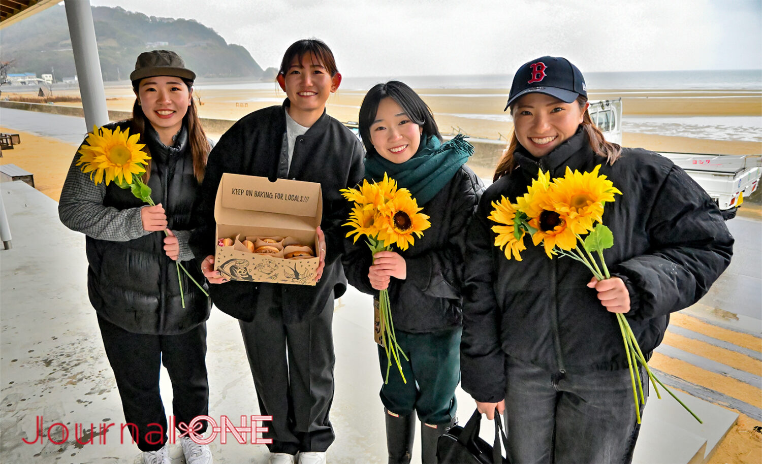 四国を元気に! | JR四国と伊予銀行の地域創生企画で女子ソフトボール・伊予銀行ヴェールズの川口茉菜、庄村瑠衣、遠藤杏樺の3選手が父母ヶ浜で映え写真に挑戦-Journal-ONE撮影
