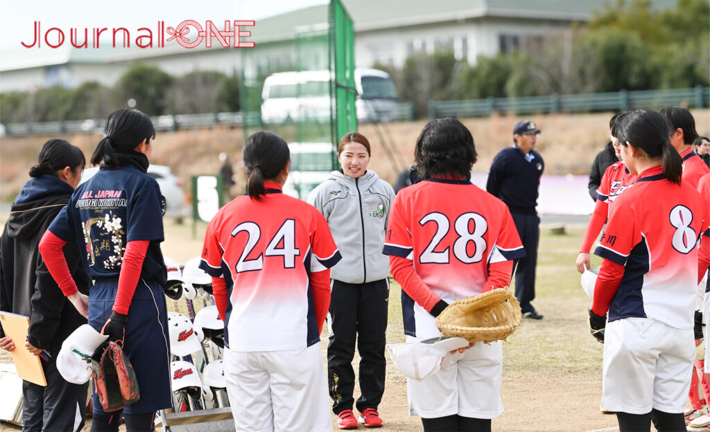 四国を元気に! | JR四国と伊予銀行の地域創生企画で香川県丸亀城をレポートする女子ソフトボール・伊予銀行ヴェールズの川口茉菜、庄村瑠衣、遠藤杏樺の3選手がプリンセスL2023-2024シーズンで四国の高校生達と交流-Journal-ONE撮影