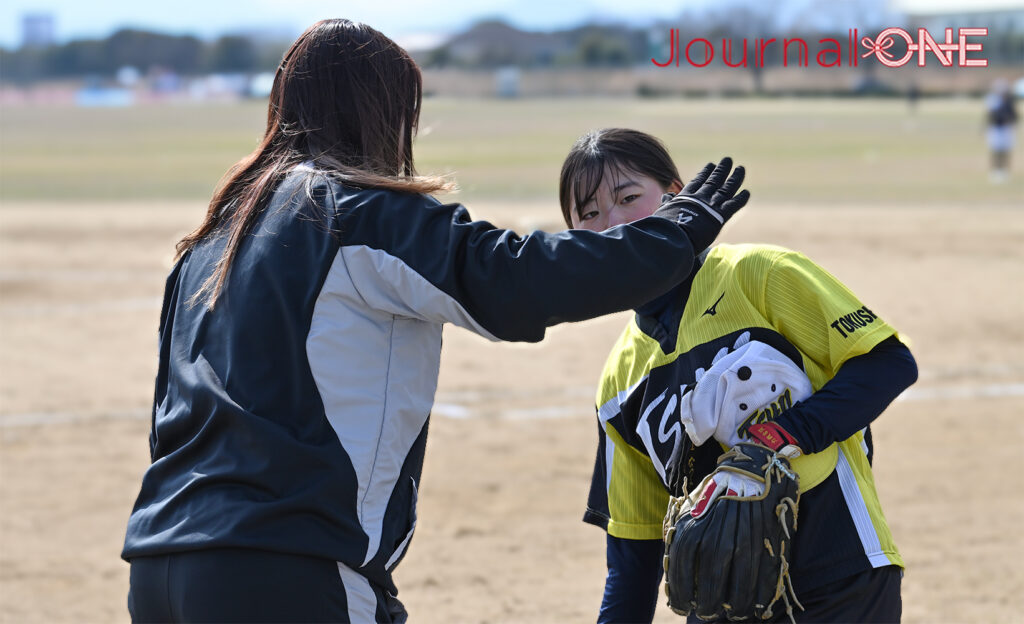 四国を元気に! | JR四国と伊予銀行の地域創生企画で香川県丸亀城をレポートする女子ソフトボール・伊予銀行ヴェールズの川口茉菜、庄村瑠衣、遠藤杏樺の3選手がプリンセスL2023-2024シーズンで四国の高校生達と交流-Journal-ONE撮影