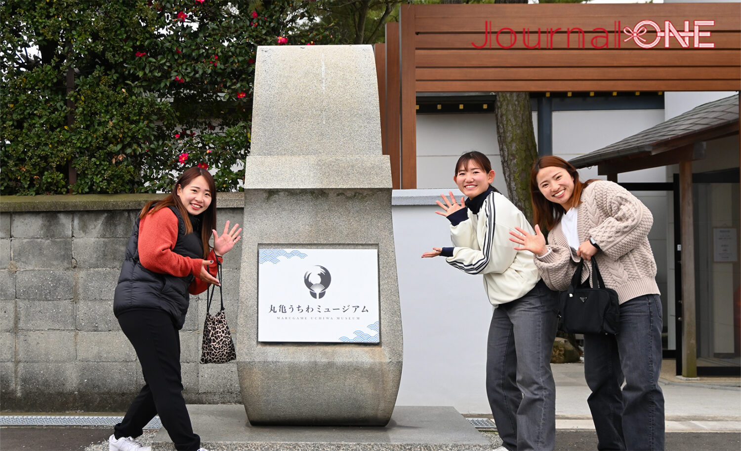 四国を元気に! | JR四国と伊予銀行の地域創生企画で女子ソフトボール・伊予銀行ヴェールズの川口茉菜、庄村瑠衣、遠藤杏樺の3選手が丸亀うちわ制作体験-Journal-ONE撮影
