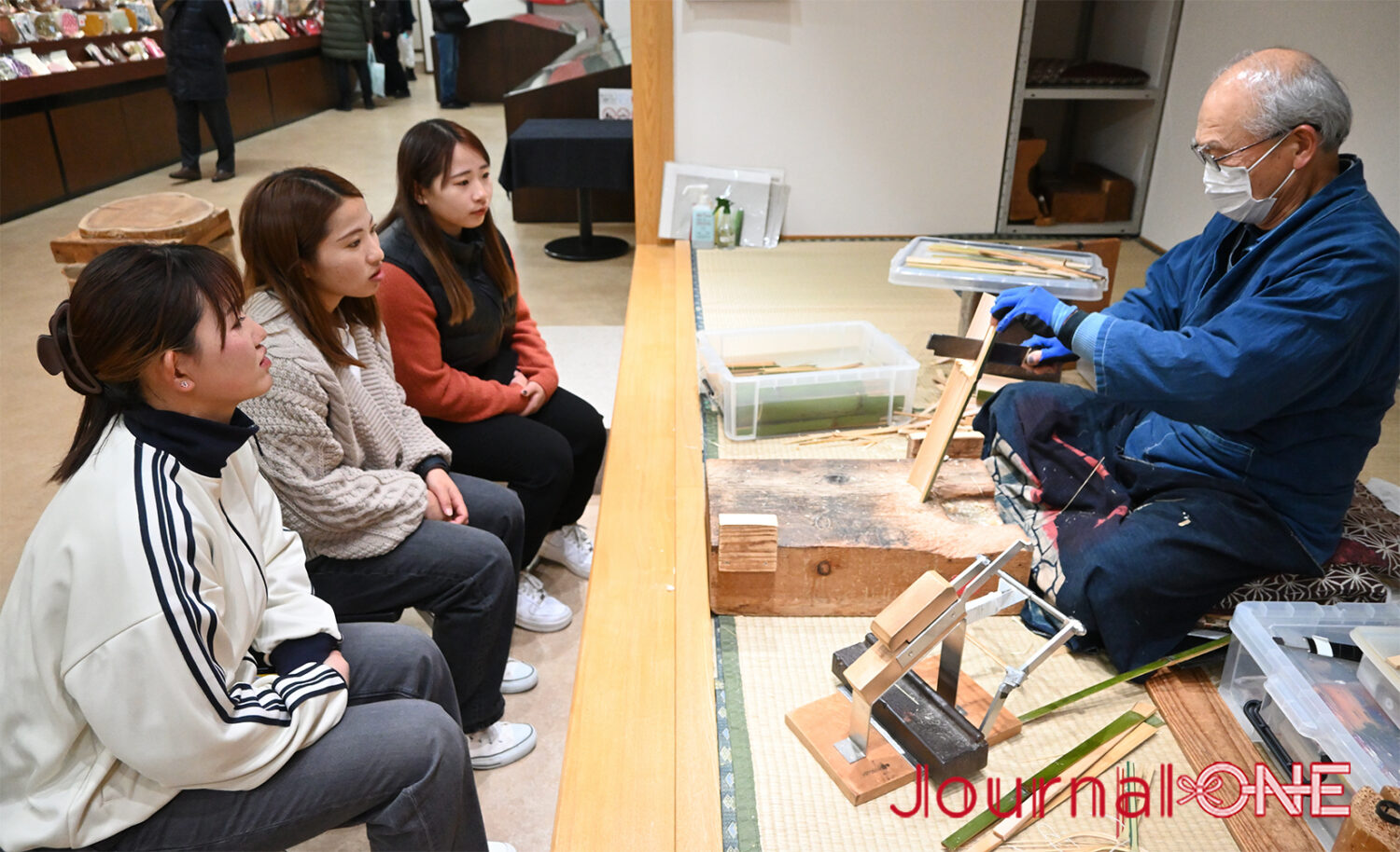 四国を元気に! | JR四国と伊予銀行の地域創生企画で女子ソフトボール・伊予銀行ヴェールズの川口茉菜、庄村瑠衣、遠藤杏樺の3選手が丸亀うちわ制作体験-Journal-ONE撮影