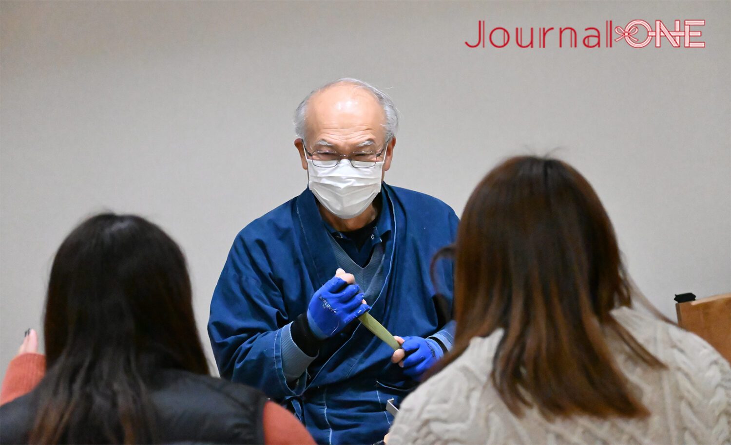 四国を元気に! | JR四国と伊予銀行の地域創生企画で女子ソフトボール・伊予銀行ヴェールズの川口茉菜、庄村瑠衣、遠藤杏樺の3選手が丸亀うちわ制作体験-Journal-ONE撮影