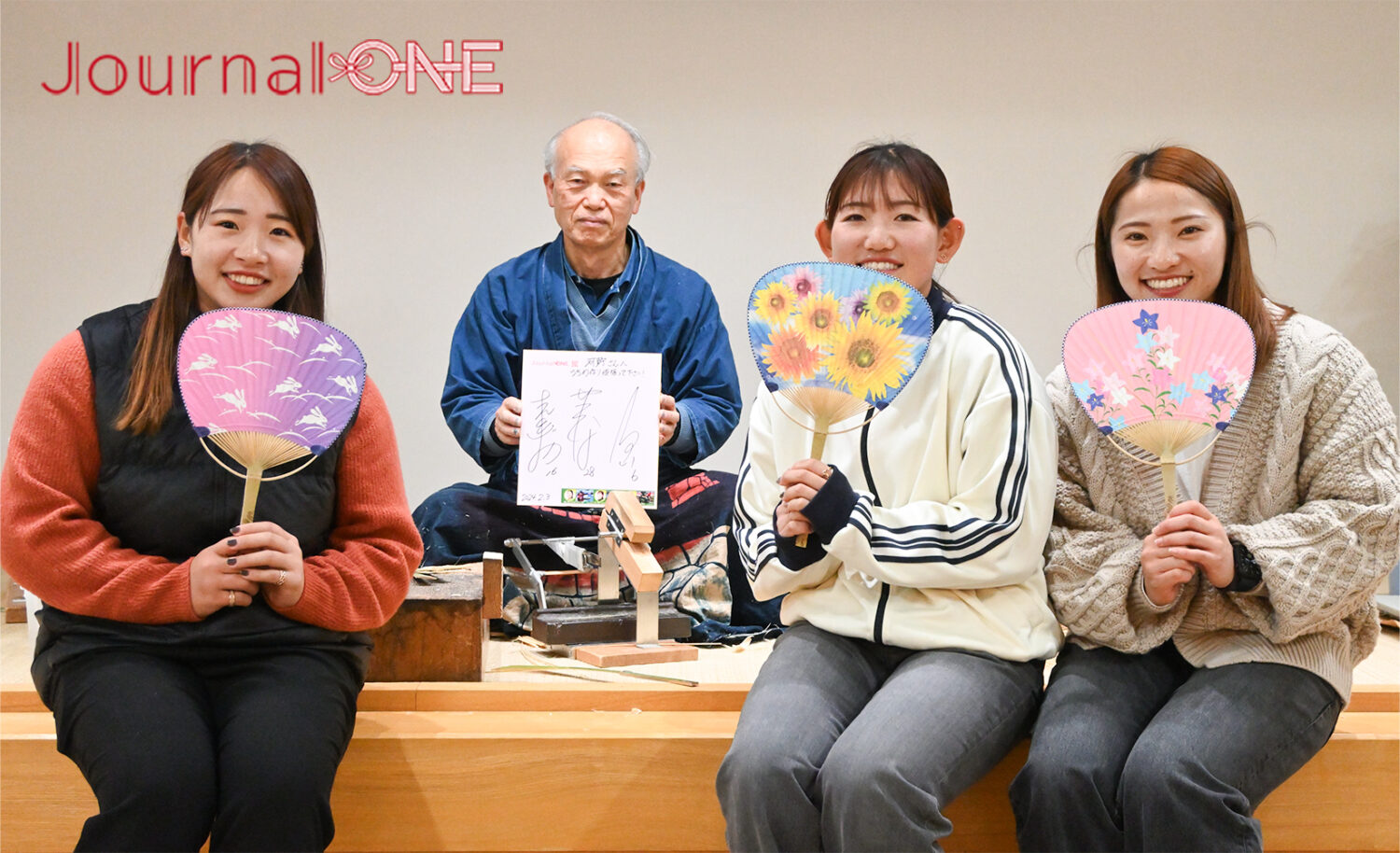 四国を元気に! | JR四国と伊予銀行の地域創生企画で女子ソフトボール・伊予銀行ヴェールズの川口茉菜、庄村瑠衣、遠藤杏樺の3選手が丸亀うちわ制作体験-Journal-ONE撮影