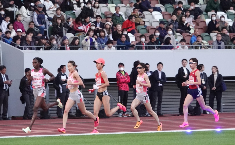 Journal-ONE | 女子10000ｍは3連覇中の廣中（前から3人目）が不出場。五島（前回4位、前から2人目）、高島（前回2位、前から4人目）、小海（前回3位、前から5人目）が中心と戦いに