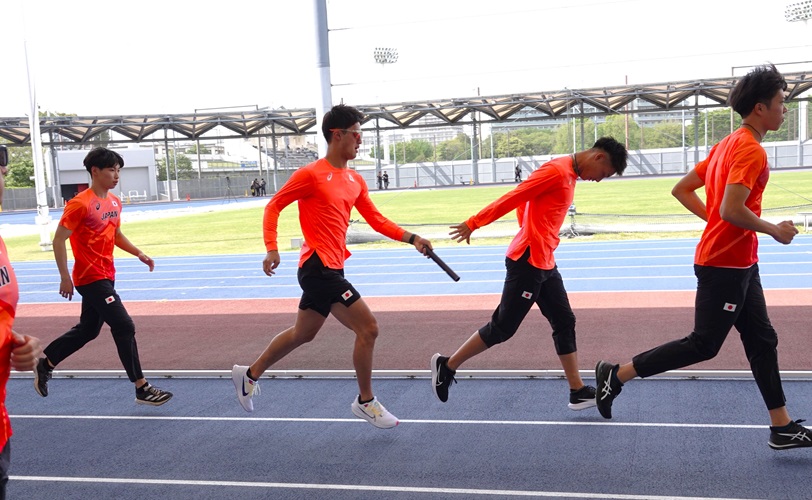 Journal-ONE | パリ五輪代表を狙う男子4×100ｍリレーチーム（写真は、4月20日に大なわれた公開練習で、栁田大輝から上山紘輝へのパス練習のシーン）