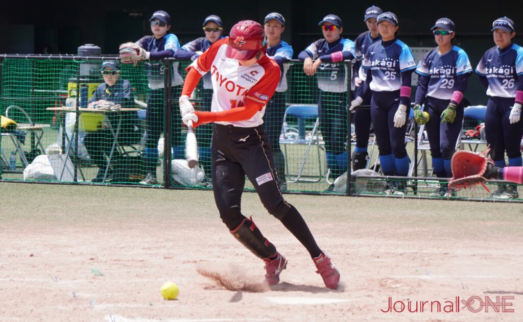 Journal-ONE | ソフトボール・JDリーグの第4節 タカギ北九州戦で打点をあげた鎌田優希選手（トヨタ）はスラッグで内野ゴロを放ち繋ぐクリンアップの役割を果たす