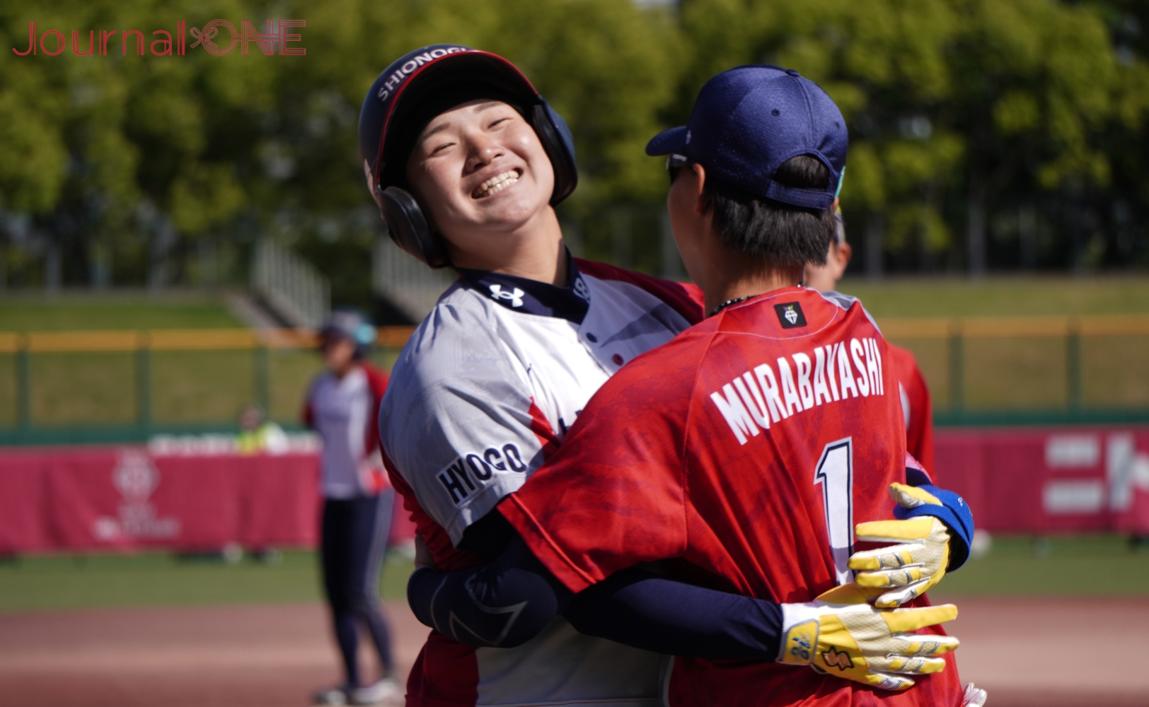 JournalｰONE | ソフトボール・JDリーグの第7節 東海理化vsシオノギ 二死満塁から走者一掃の二塁打を放った小路茜（シオノギ）は笑顔でハグ