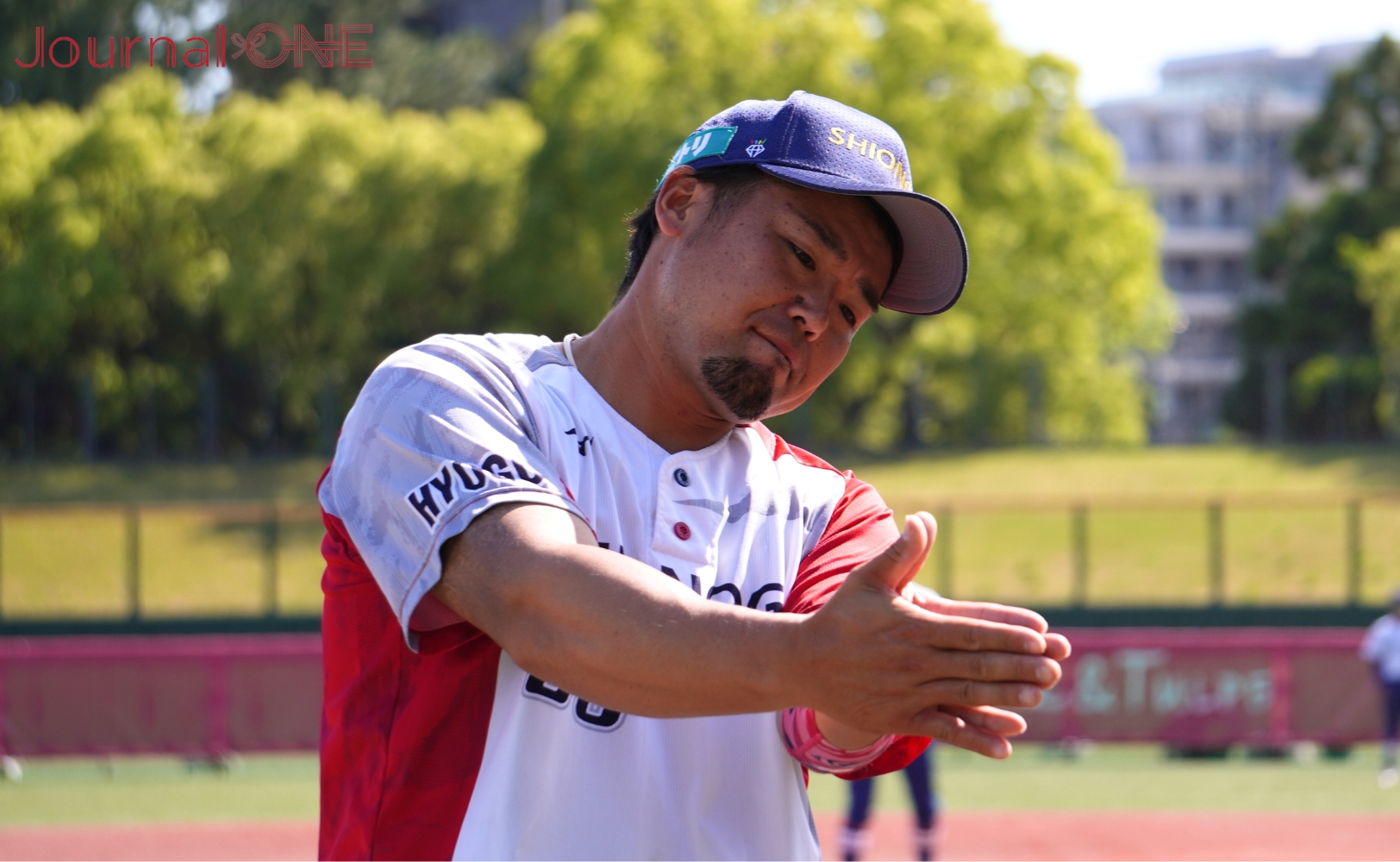 JournalｰONE | ソフトボール・JDリーグの第7節 東海理化vsシオノギ 松田光監督（シオノギ）は選手にミートポイントを確認する