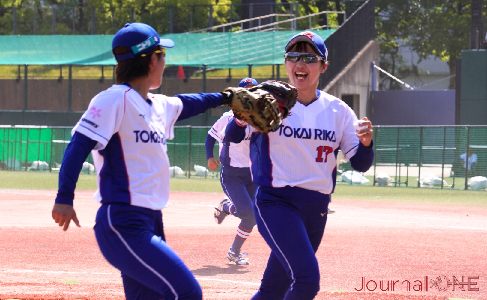 JournalｰONE | ソフトボール・JDリーグの第7節 東海理化vsシオノギ ピンチを凌ぎ笑顔でベンチに戻る永谷真衣（東海理化）