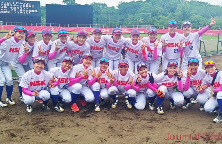 JournalｰONE | ソフトボール・JDリーグの第4節 伊予銀行vs日本精工 母の日ゲームにお揃いのピンクのアンダーシャツを着てプレーした日本精工ブレイブベアリーズの選手たち