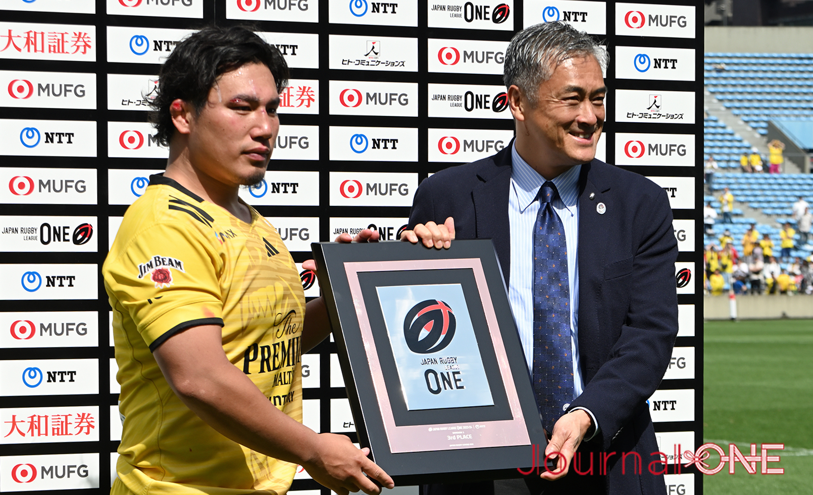 Journal-ONE | ラグビーリーグワン3位決定戦 東京SGと横浜Eの試合後3位の盾を受け取る堀越康介主将（東京SG）