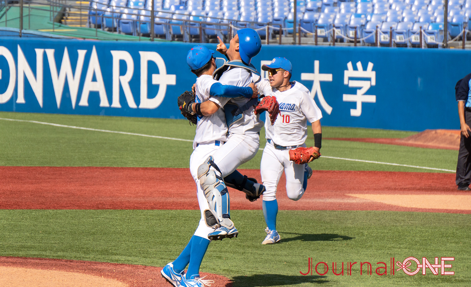 Journal-ONE | 第73回全日本大学野球選手権決勝 早稲田大vs青山学院大 試合終了の瞬間抱き合って喜ぶ青学大バッテリー