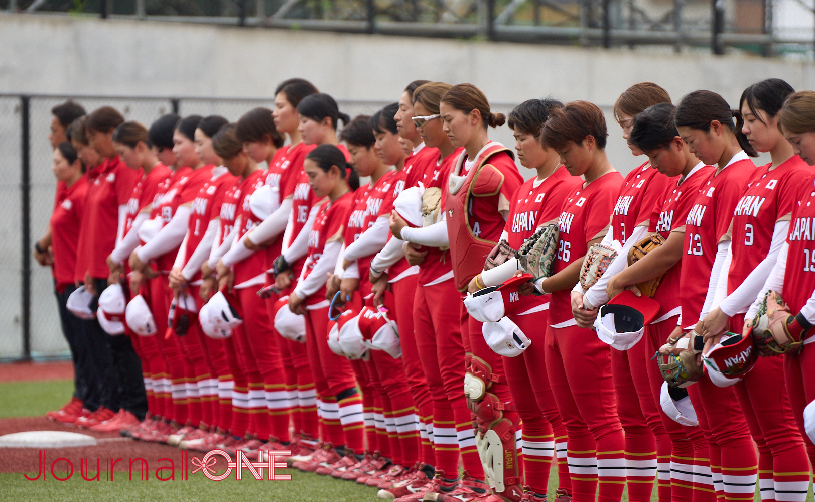 Journal-ONE | 女子ソフト日本代表 JDリーグ選抜との能登半島地震復興チャリティーマッチで被災者の方々に黙祷を捧げる日本代表の選手たち-Journal-ONE撮影